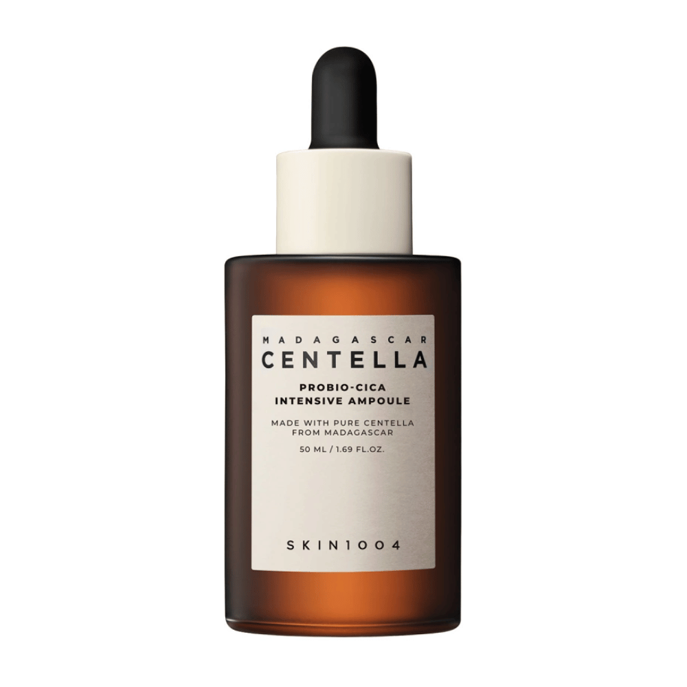 Butelka z "Madagascar Centella Probio-Cica Intensive Ampoule" od SKIN1004, pielęgnacja skóry z centellą z Madagaskaru.