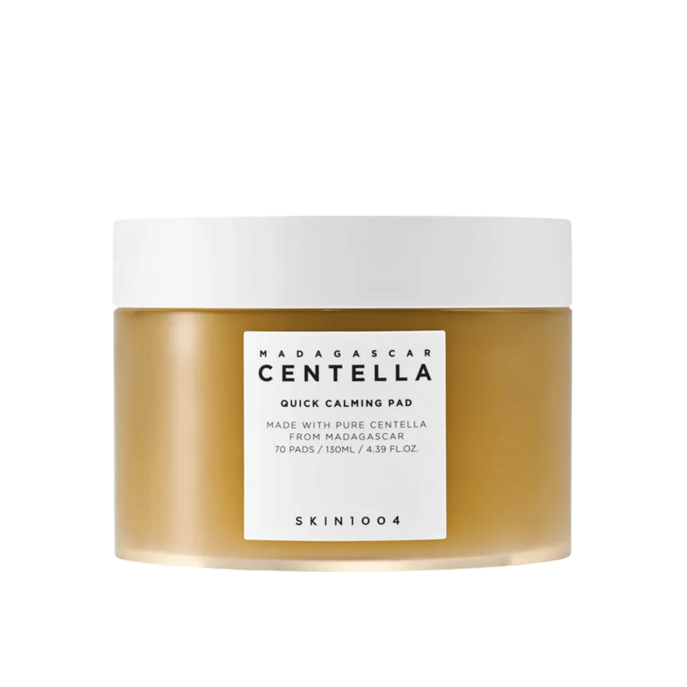 SKIN1004 Madagascar Centella Quick Calming Pad – brązowy plastikowy słoik z białą pokrywką i białą etykietą, zawiera 70 płatków (130 ml).