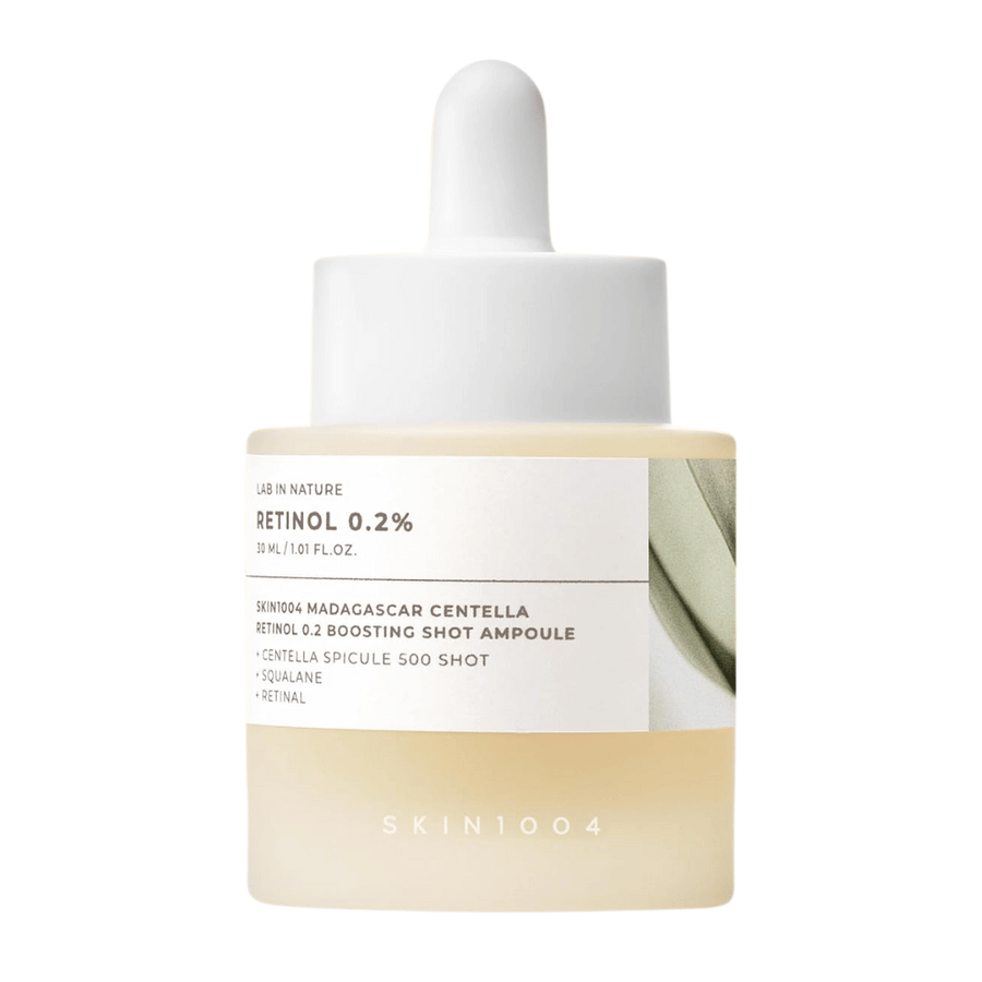 SKIN1004 Madagascar Centella Retinol 0.2 Boosting Shot Ampoule stojące na białym tle – łagodne, ale skuteczne serum z retinolem na drobne linie, gładszą skórę i zwiększoną sprężystość.