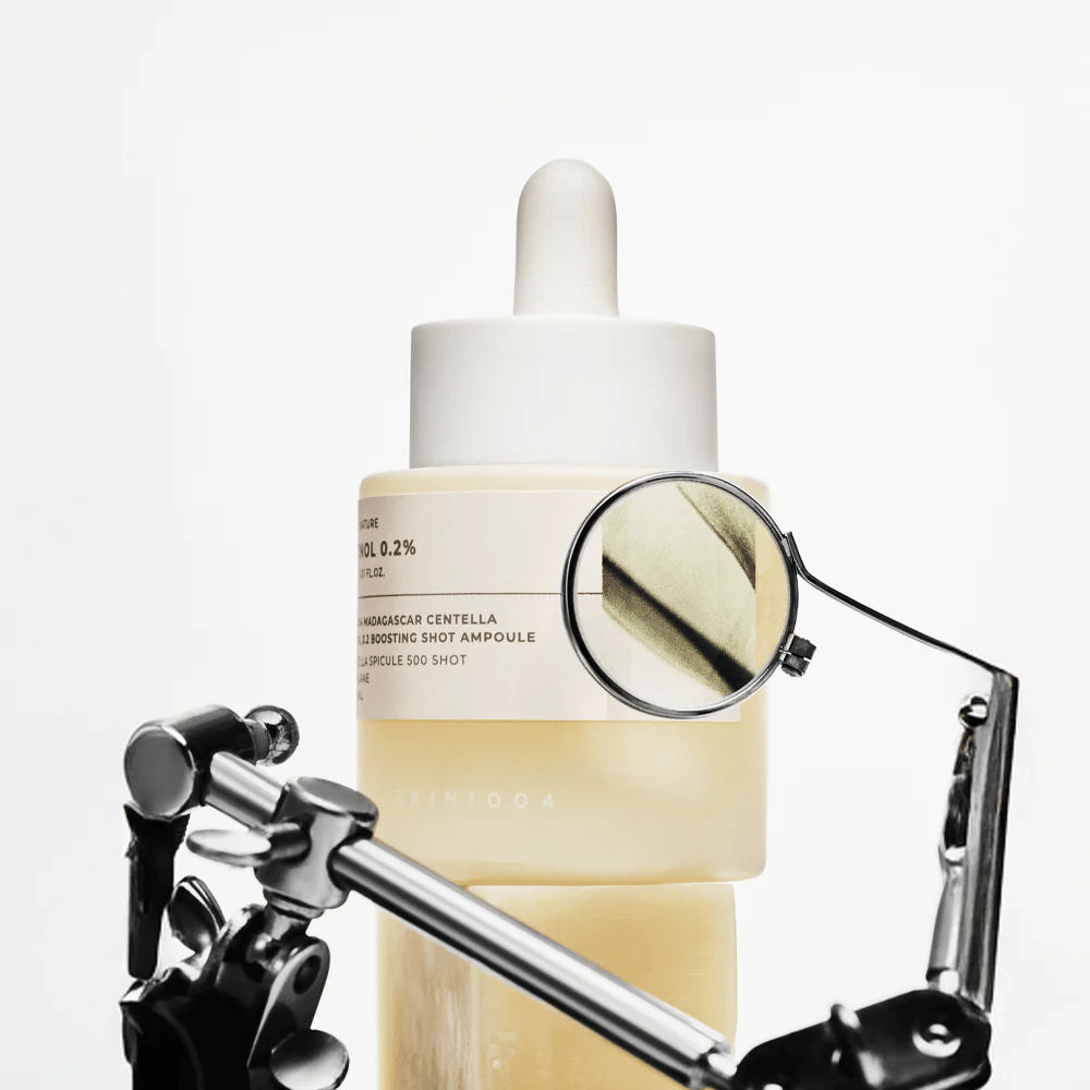 Zdjęcie szczegółowe SKIN1004 Madagascar Centella Retinol 0.2 Boosting Shot Ampoule podkreślające aktywną formułę z retinolem, centellą spicule i squalane dla efektywnej odnowy skóry.