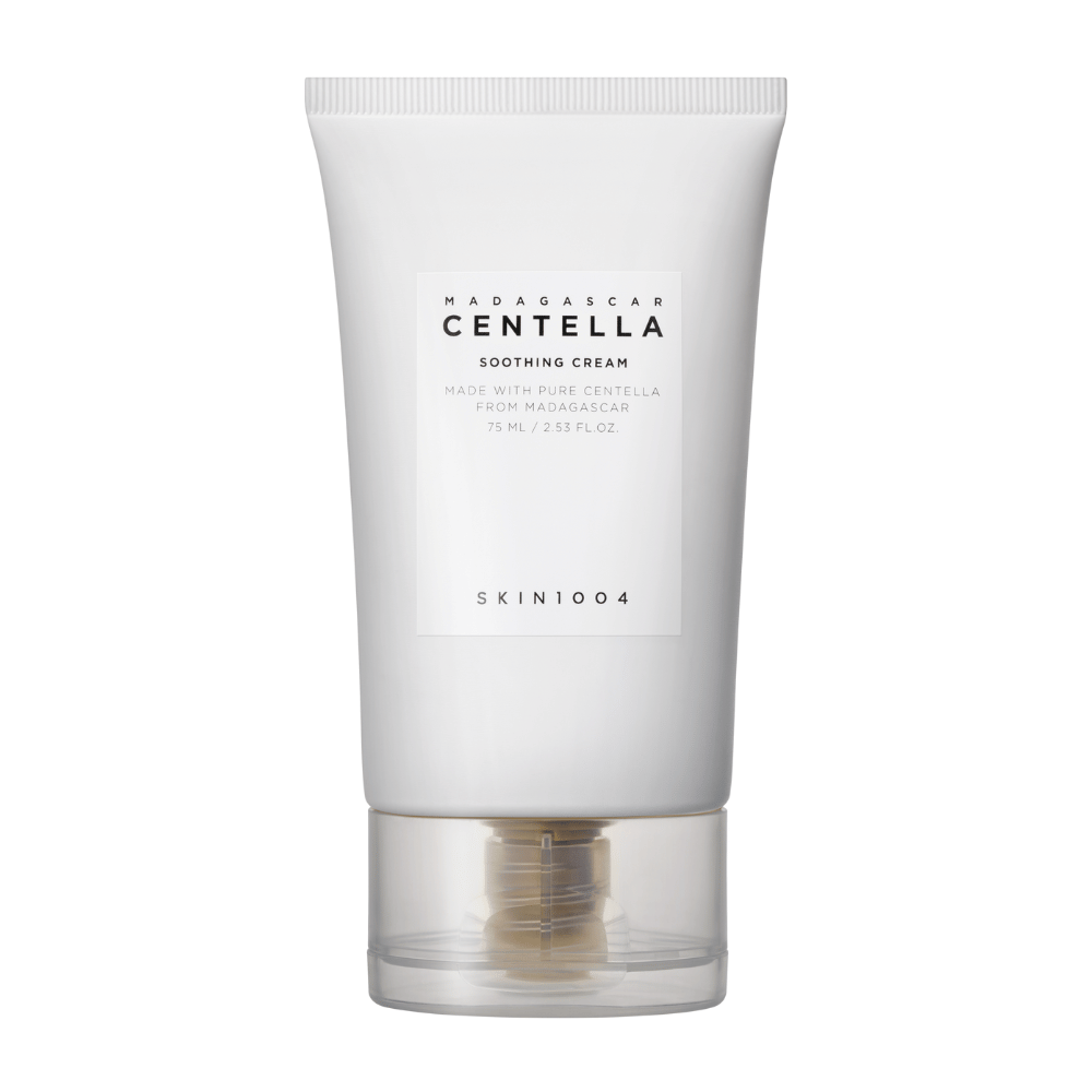 Biała tubka Madagascar Centella Soothing Cream od SKIN1004 z przezroczystą zakrętką. Tekst na tubce opisuje produkt jako łagodzący i wykonany z czystej Centelli z Madagaskaru. Tubka zawiera 75 ml / 2.53 fl. oz.