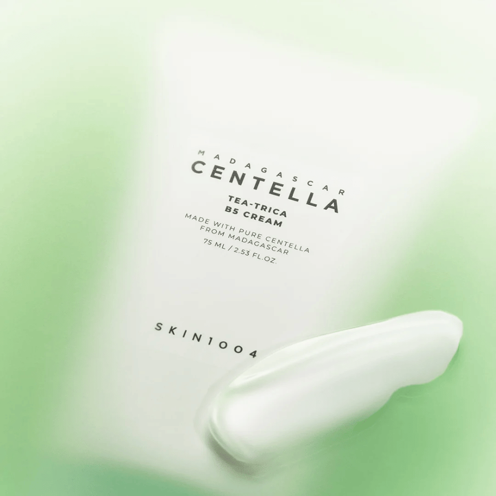 SKIN1004 Tea-Trica B5 Cream o lekkiej formule, która równoważy produkcję sebum i jest odpowiednia dla skóry tłustej oraz skłonnej do trądziku