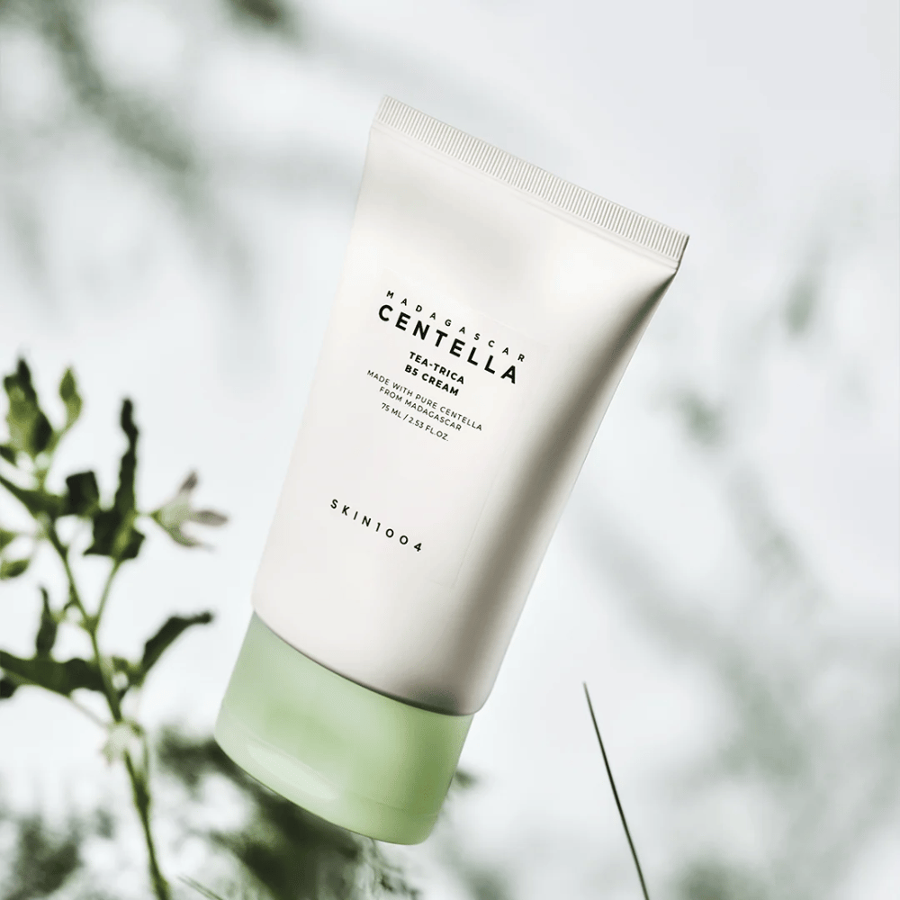 SKIN1004 Madagascar Centella Tea-Trica B5 Cream krem do twarzy z centella asiatica i pantenolem, który łagodzi podrażnioną skórę i wzmacnia barierę ochronną skóry