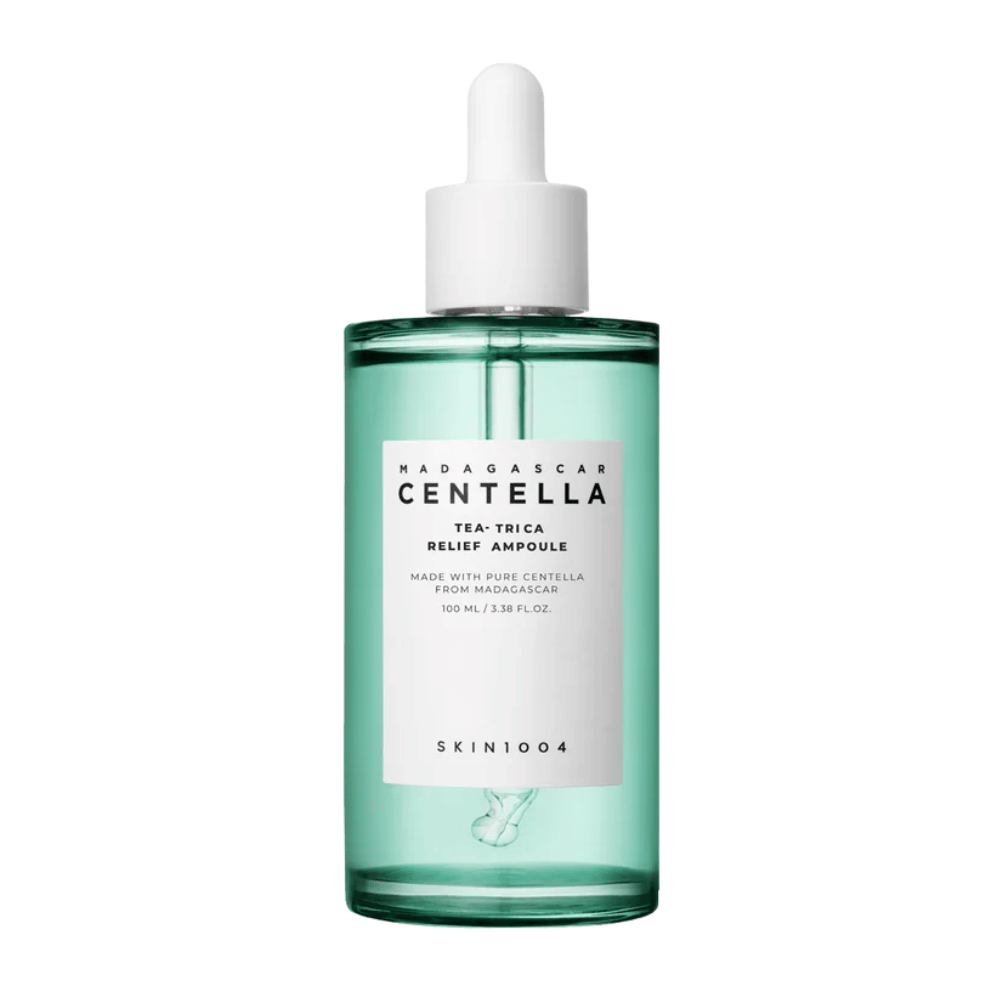 Zielona przezroczysta butelka z białą etykietą i pipetą – SKIN1004 Madagascar Centella Tea-Trica Relief Ampoule 100 ml na białym tle.