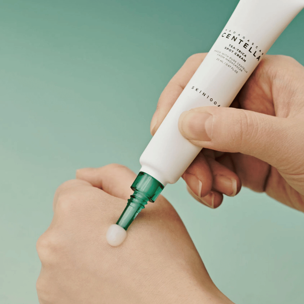 Aplikacja SKIN1004 Madagascar Centella Tea-Trica Spot Cream na skórę – ukierunkowane leczenie pryszczy, plam i stanów zapalnych.