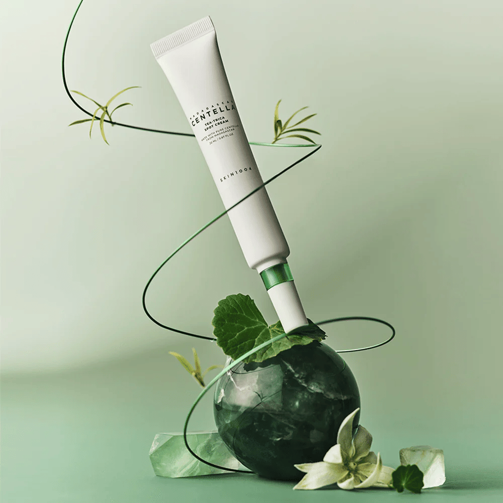 SKIN1004 Tea-Trica Spot Cream z centellą asiatica i botanicznymi dodatkami – koreański krem na trądzik, aby uspokoić podrażnienia i zmniejszyć zaczerwienienia.