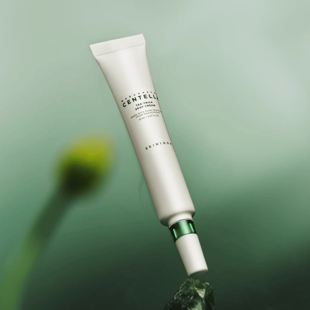 SKIN1004 Madagascar Centella Tea-Trica Spot Cream unoszący się na zielonym tle – skuteczny spot treatment dla skóry trądzikowej z centellą z Madagaskaru.