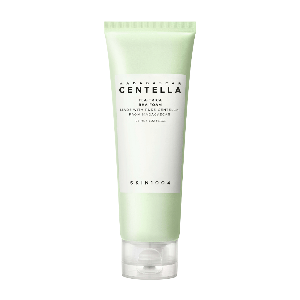 Produkt "Madagascar Centella Tea-trica BHA Foam" jest prezentowany w zielonej i białej tubie. Jest zaprojektowany do oczyszczania skóry i zawiera czystą Centellę z Madagaskaru. Objętość wynosi 125 ml.