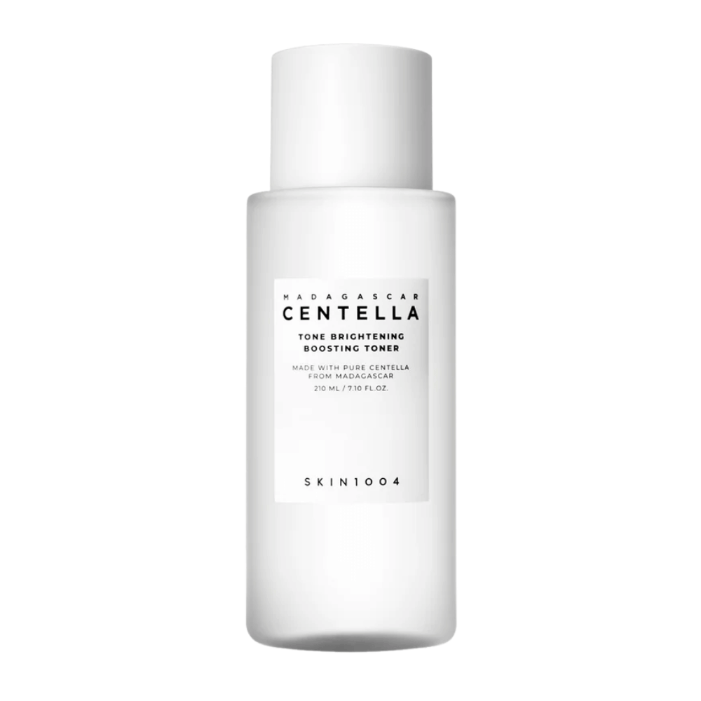 Zdjęcie produktu SKIN1004 Madagascar Centella Tone Brightening Boosting Toner – biała, elegancka butelka z minimalistycznym designem i czarnym tekstem.