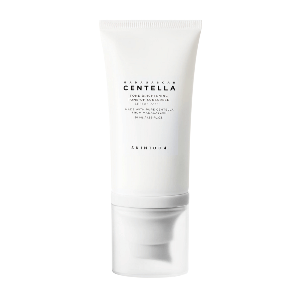 Tuba z Madagascar Centella Tone Brightening Tone-Up Sunscreen od SKIN1004. Tuba jest biała z czarnym tekstem i zawiera 50 ml. Produkt ma SPF 50+ PA++++ i jest wykonany z czystej Centelli z Madagaskaru.
