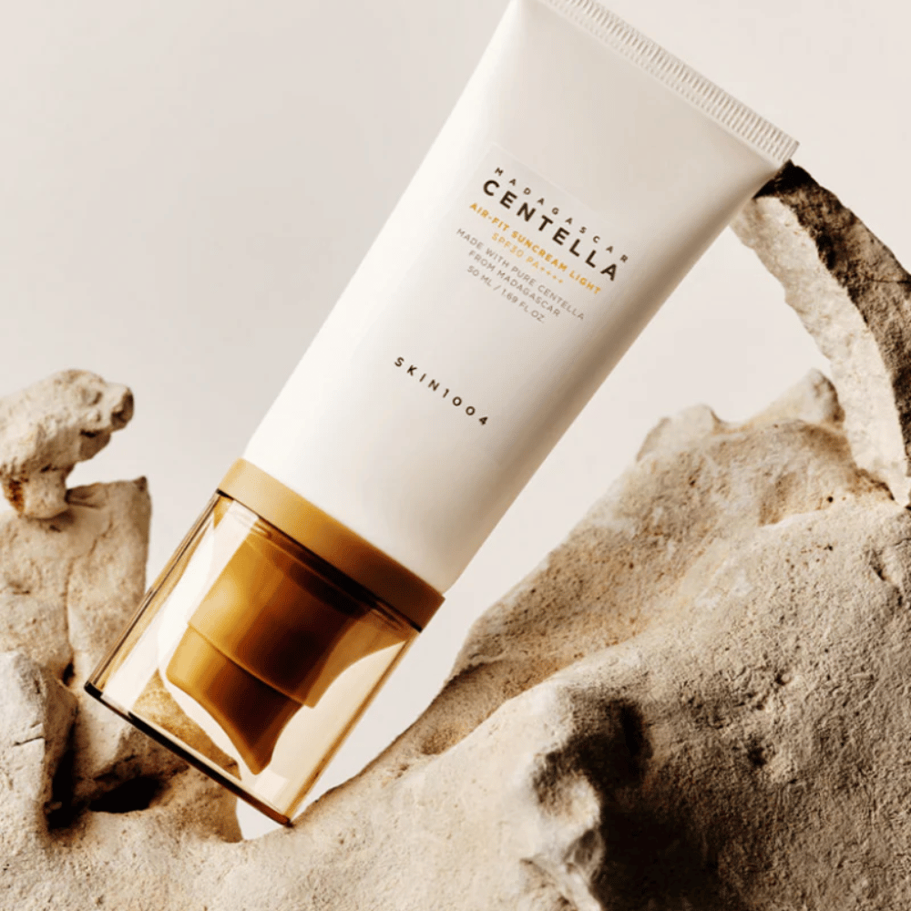 SKIN1004 Madagascar Centella Air-Fit Suncream Light SPF30 – nawilżający krem przeciwsłoneczny, który pomaga wzmocnić barierę ochronną skóry i zapewnić naturalny, świeży wygląd.