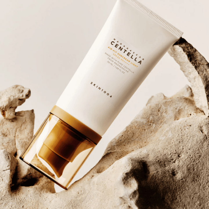 SKIN1004 Madagascar Centella Air-Fit Suncream Light SPF30 – nawilżający krem przeciwsłoneczny, który pomaga wzmocnić barierę ochronną skóry i zapewnić naturalny, świeży wygląd.