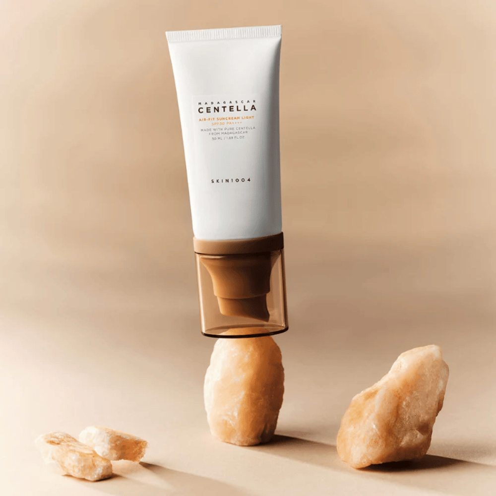 SKIN1004 Madagascar Centella Air-Fit Suncream Light – koreański krem przeciwsłoneczny z lekką formułą, który szybko się wchłania i pomaga uspokoić skórę dzięki centella asiatica.
