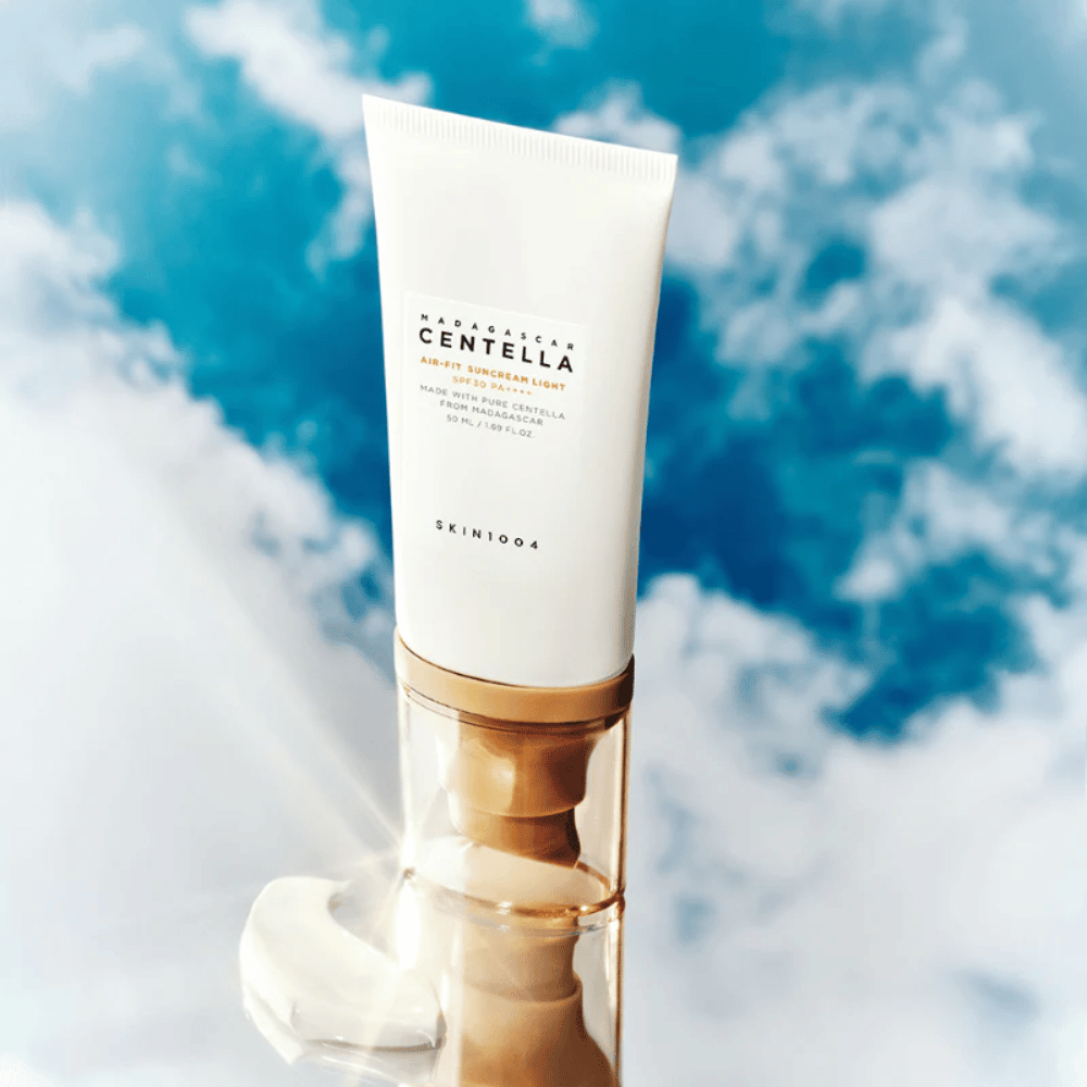 SKIN1004 Madagascar Centella Air-Fit Suncream Light SPF30 PA++++ – lekki krem przeciwsłoneczny z centella asiatica, który chroni skórę przed promieniowaniem UV i nawilża bez uczucia ciężkości.