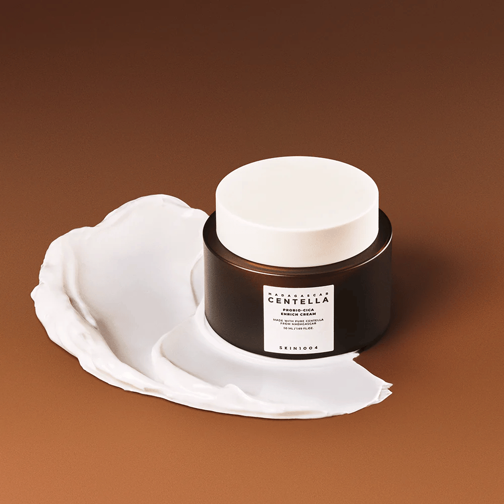 SKIN1004 Madagascar Centella Probio-Cica Enrich Cream umieszczony na warstwie kremu – nawilżający i łagodzący krem do twarzy z centella asiatica.