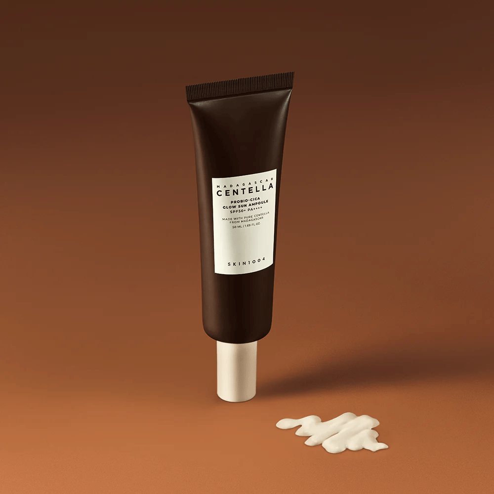 SKIN1004 Madagascar Centella Probio-Cica Glow Sun Ampoule ma jedwabistą, lekko tonowaną formułę, która wtapia się w skórę. Chroni z SPF50+ PA++++, głęboko nawilża i nadaje naturalny blask – idealny do codziennego użytku.