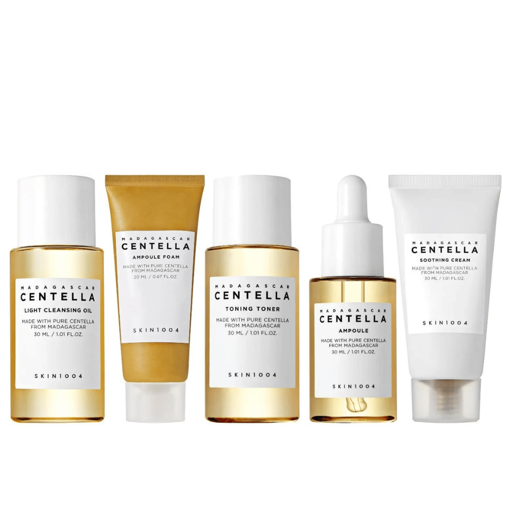 Madagascar Centella Travel Kit zawiera pięć produktów do pełnej rutyny pielęgnacji skóry. Zawiera lekką olej do demakijażu, piankę ampułkową, tonizujący tonik, ampułkę i kojący krem. Idealny do nawilżania i łagodzenia skóry, gdziekolwiek jesteś.