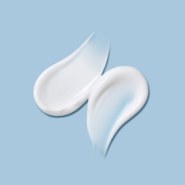 Tekstura MADECA Cream Time Reverse Zero – jedwabisty i lekki krem, który zapewnia intensywne nawilżenie, nie pozostawiając tłustego uczucia na skórze.