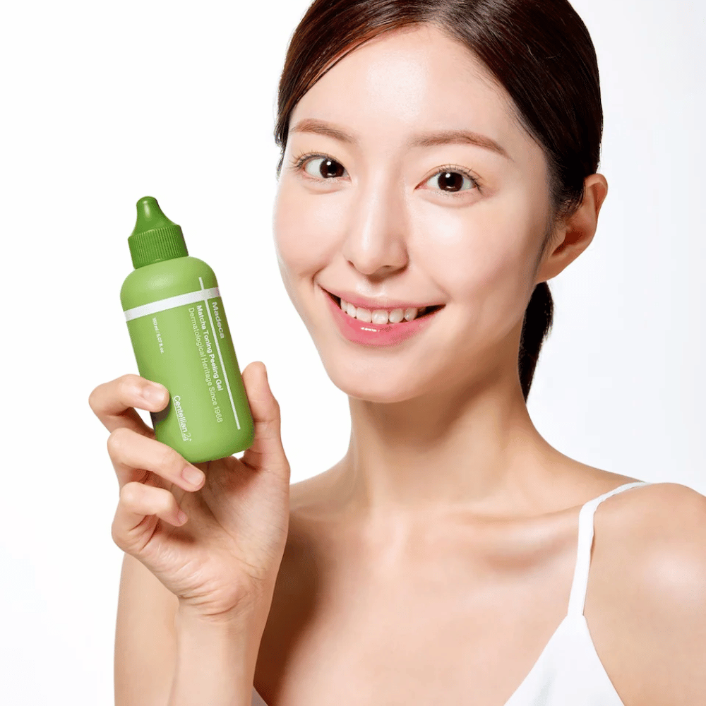 Centellian24 Madeca Matcha Toning Peeling Gel w ręce – koreański peeling do twarzy, który pomaga delikatnie złuszczać skórę i poprawiać jej blask.