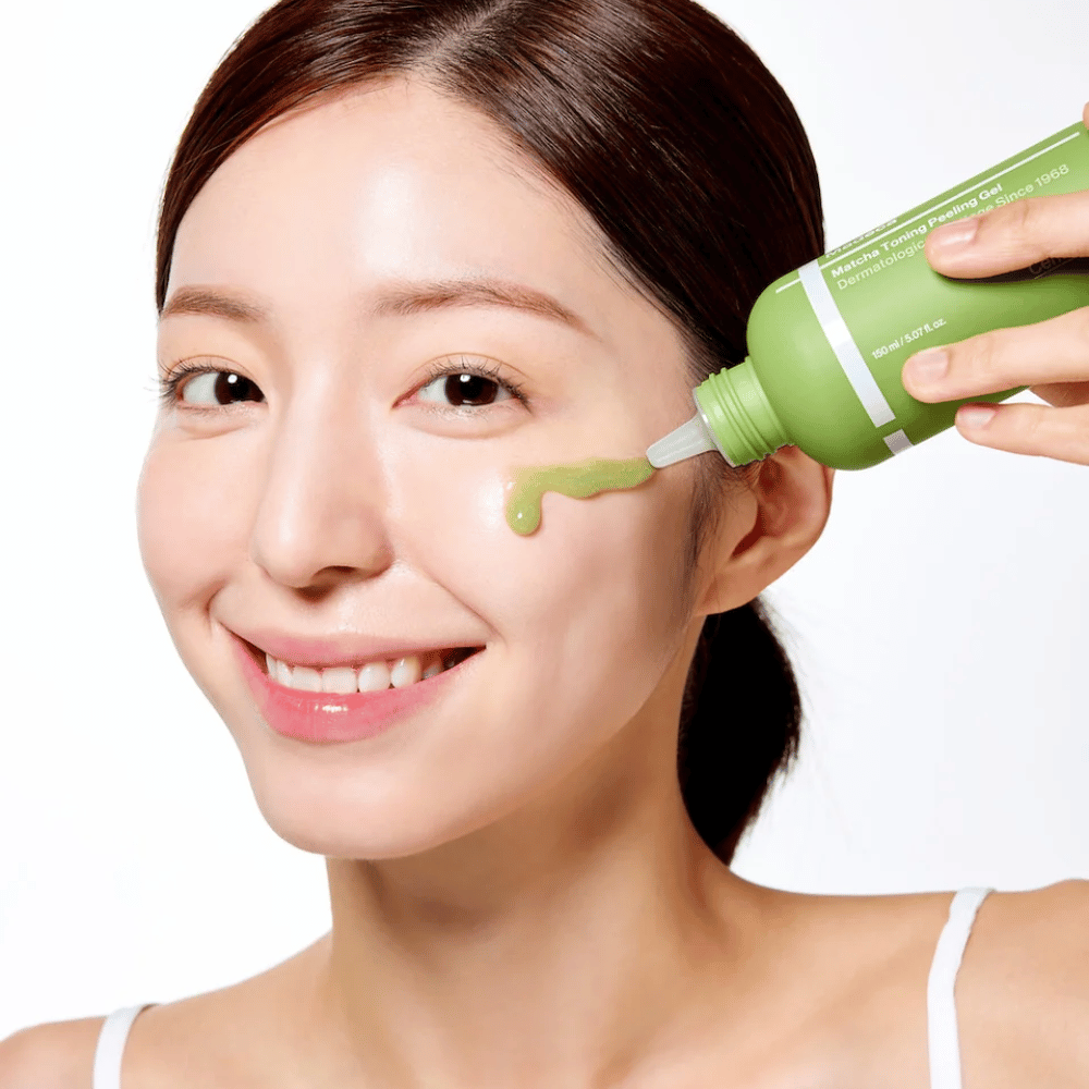 Osoba aplikująca Centellian24 Madeca Matcha Toning Peeling Gel – łagodny peeling, który pomaga usuwać martwe komórki skóry, czyniąc skórę bardziej miękką i promienną.