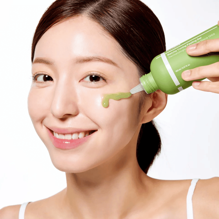 Osoba aplikująca Centellian24 Madeca Matcha Toning Peeling Gel – łagodny peeling, który pomaga usuwać martwe komórki skóry, czyniąc skórę bardziej miękką i promienną.