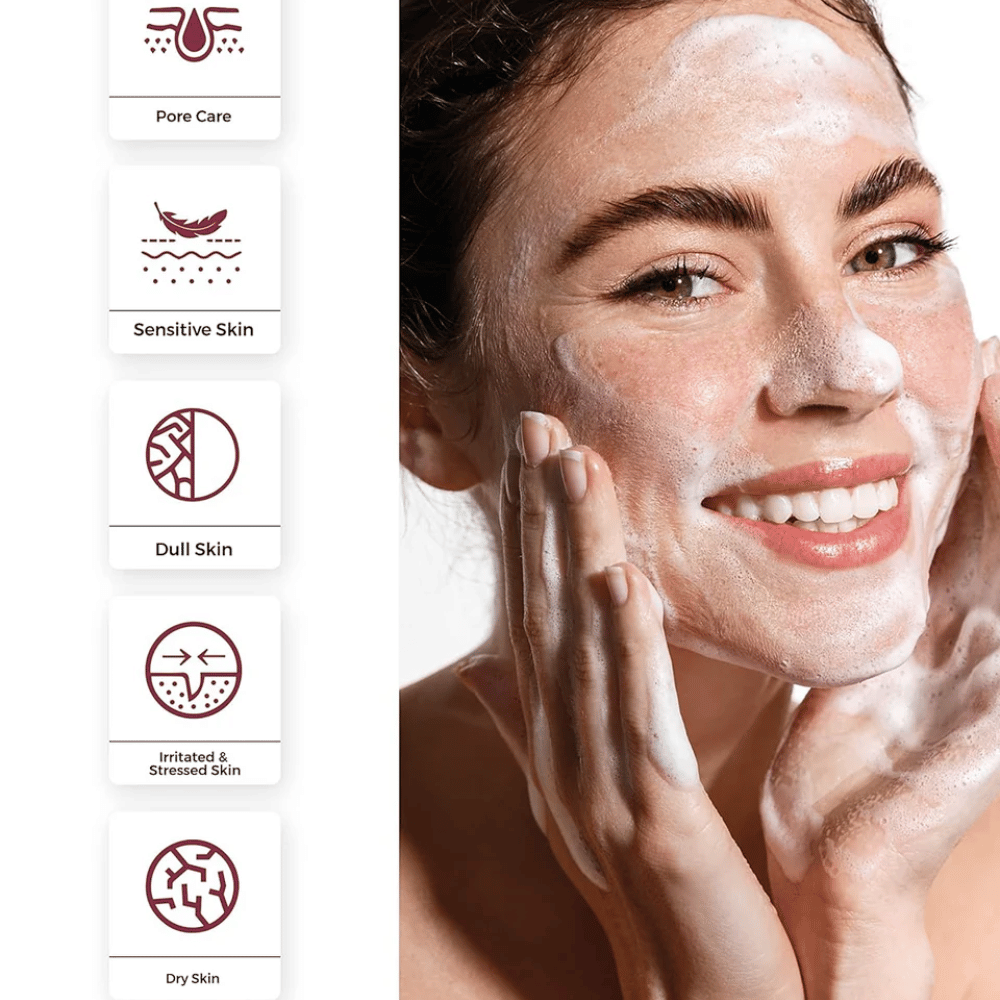 Osoba używająca Centellian24 Madeca Amino Acid Cleansing Foam – łagodny koreański środek do oczyszczania twarzy, który tworzy miękką pianę i pomaga oczyścić pory oraz uspokoić wrażliwą skórę.