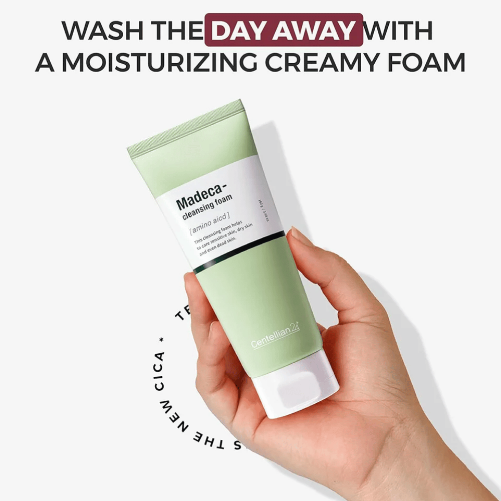 Centellian24 Madeca Amino Acid Cleansing Foam w dłoni – koreański środek do oczyszczania twarzy z aminokwasami i Centella Asiatica, który tworzy kremową pianę i delikatnie oczyszcza skórę bez wysuszania.