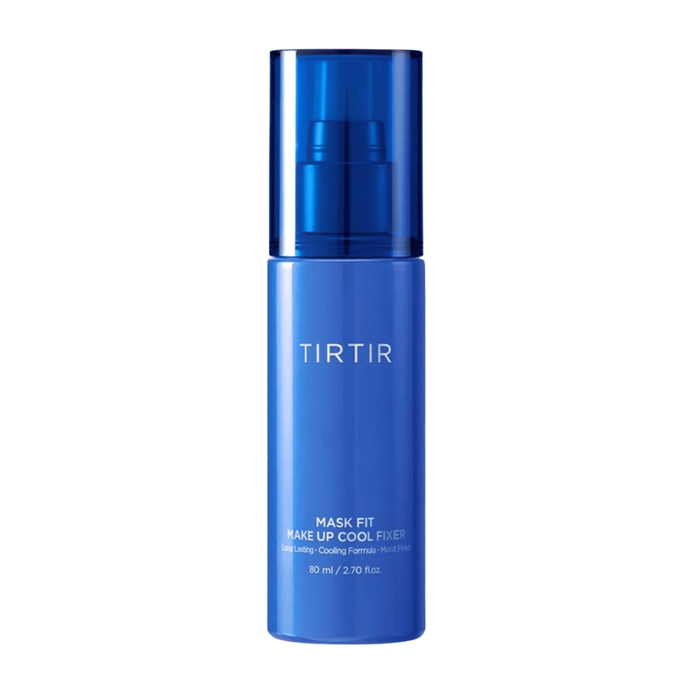 Niebieska butelka z rozpylaczem z etykietą "TIRTIR Mask Fit Make Up Cool Fixer". Design butelki jest elegancki i nowoczesny, a zawiera ona 80 ml (2,70 fl. oz.) produktu, który oferuje długotrwałe i orzeźwiające wykończenie makijażu.
