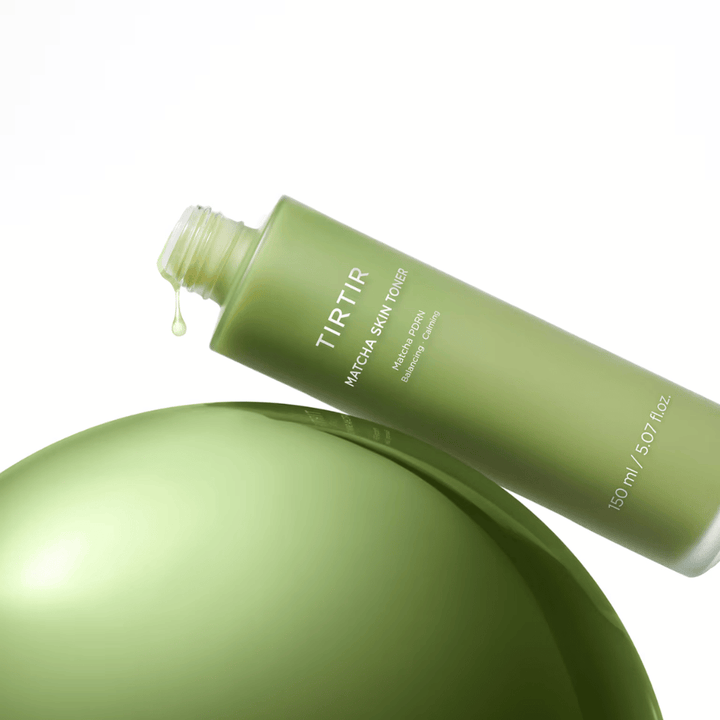 TIRTIR Matcha Skin Toner z matchą PDRN, która równoważy skórę, łagodzi podrażnienia i zapewnia nawilżenie dla zdrowego i jednolitego kolorytu skóry.