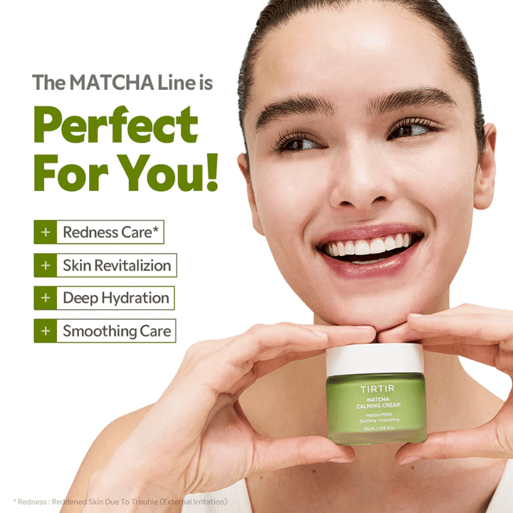 Kobieta trzyma TIRTIR Matcha Calming Cream, który koi zaczerwienioną skórę, zapewnia głębokie nawilżenie i wzmacnia barierę skórną dla zdrowego blasku.