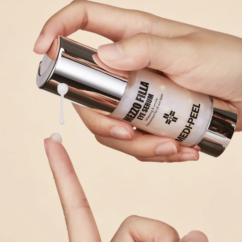 Aplikacja MEDI-PEEL Mezzo Filla Eye Serum na opuszku palca – lekkie serum do oczu, które szybko się wchłania i zapewnia intensywne nawilżenie oraz efekt przeciwstarzeniowy.