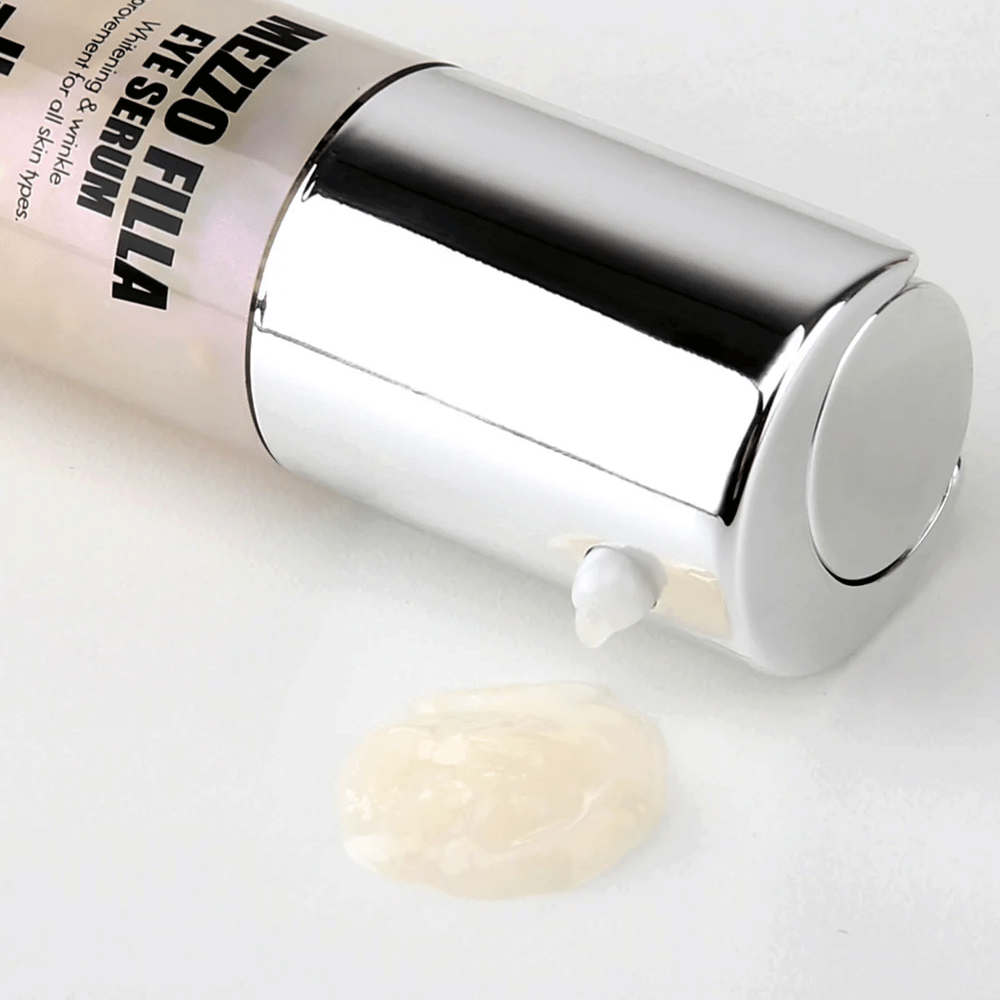 MEDI-PEEL Mezzo Filla Eye Serum w srebrnym opakowaniu z widoczną teksturą serum – koreańskie serum do oczu, które nawilża, wypełnia i przeciwdziała drobnym liniom wokół oczu.
