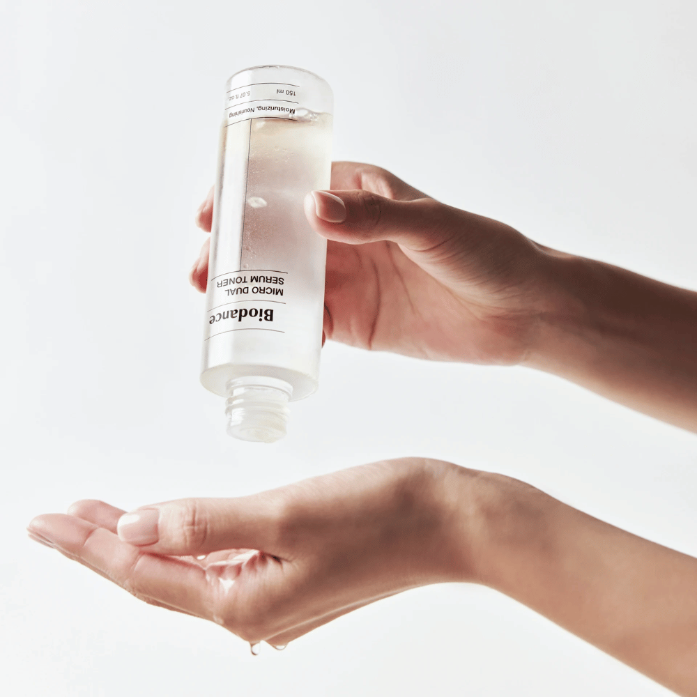 Biodance Micro Dual Serum Toner nakłada się na dłoń – nawilżający i odżywczy tonik do twarzy z uczuciem serum dla suchej i wrażliwej skóry