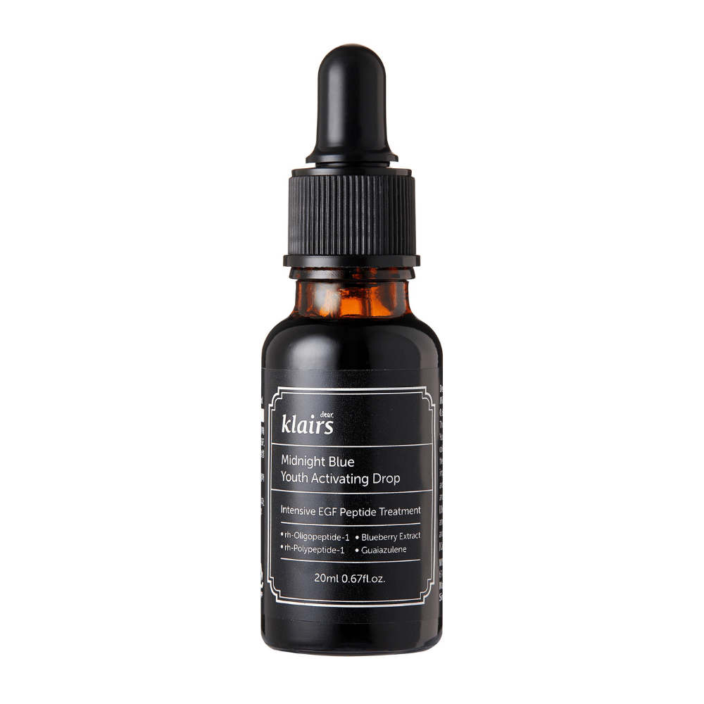 Klairs Midnight Blue Youth Activating Drop w ciemnej szklanej butelce z pipetą. Produkt zawiera peptydy EGF, ekstrakt z borówki i guaiazulene, aby wspierać elastyczność skóry i przeciwdziałać oznakom starzenia.