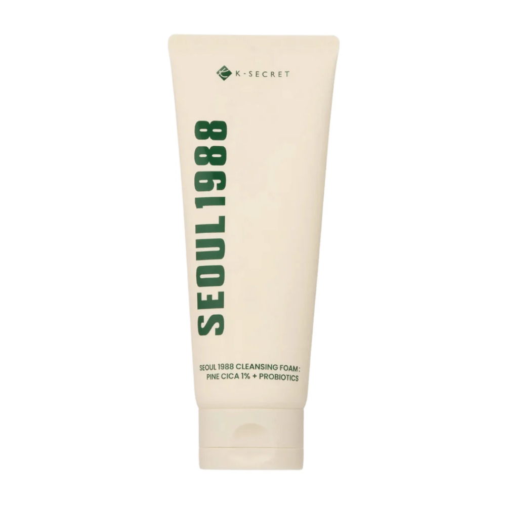 SEOUl 1988 Cleansing Foam - Pine Cica 1% + Probiotics
Głębokoczyszczająca pianka wzbogacona Pine Cica i probiotykami, aby uspokoić i zrównoważyć skórę. Idealna do usuwania zanieczyszczeń i przywracania naturalnej bariery wilgoci skóry bez wysuszania. Odpowiednia dla wszystkich typów skóry, w tym skóry wrażliwej.