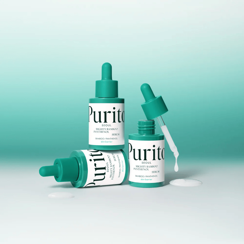 Trzy butelki Purito Mighty Bamboo Panthenol Serum – nawilżające serum, które wzmacnia barierę skórną i nadaje świeży blask.