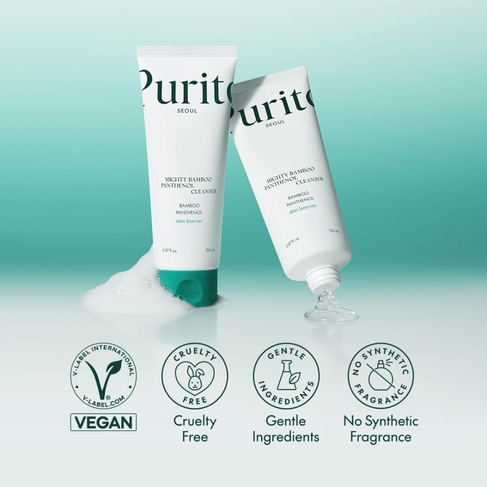 Dwa opakowania Purito Mighty Bamboo Panthenol Cleanser pokazane z pianką, wraz z ikonami wegańskiej, cruelty-free i bez perfumowej formuły.
