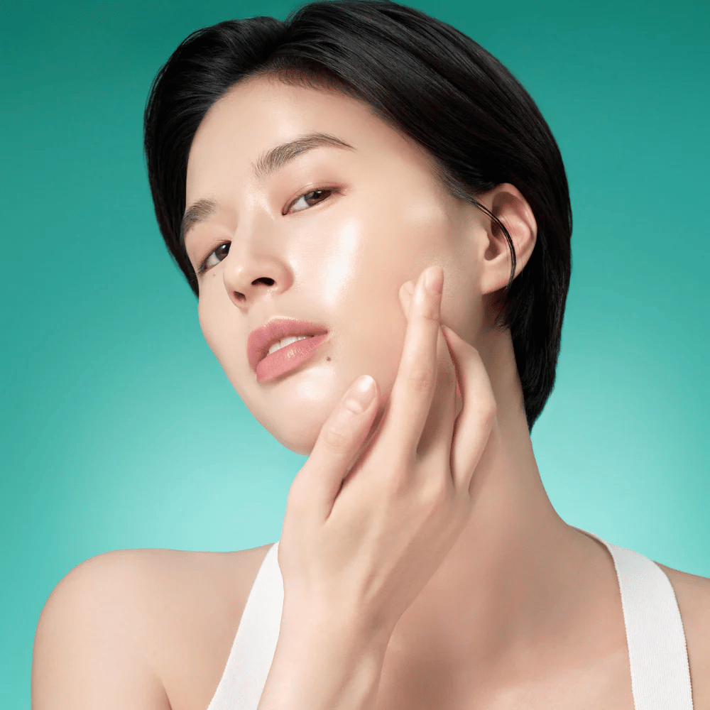 Kobieta z promienną skórą po użyciu Purito Mighty Bamboo Panthenol Serum – łagodzące i nawilżające serum, które wzmacnia barierę skórną.