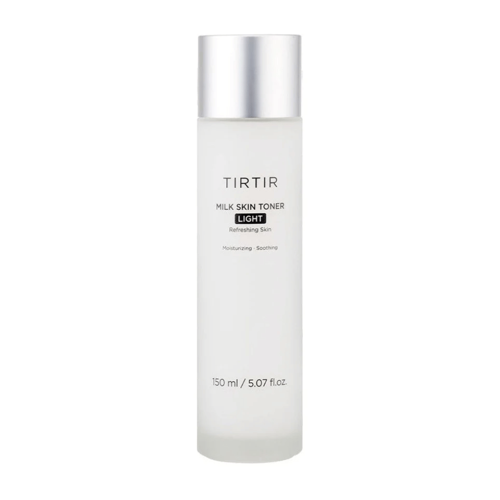 Zdjęcie produktu do pielęgnacji skóry od TIRTIR, "Milk Skin Toner Light". Butelka jest biała i elegancka z tekstem opisującym toner jako odświeżający, nawilżający i łagodzący. Pojemność wynosi 150 ml lub 5,07 fl. oz.