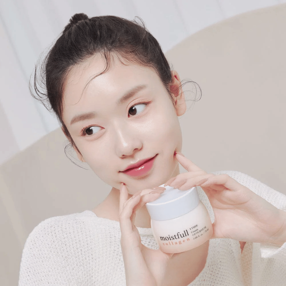 Kobieta trzyma słoik "Moistfull Collagen Cream", biały sweter, uśmiech.