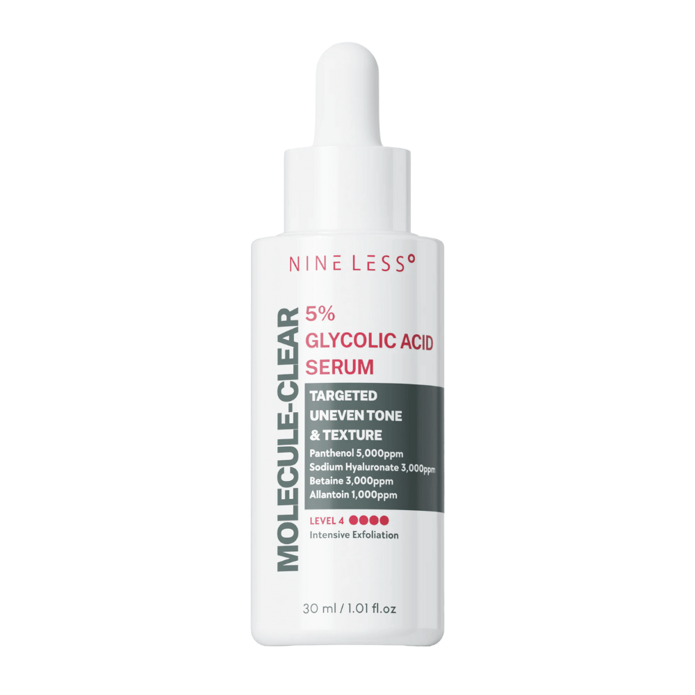Nine Less Molecule-Clear 5% Glycolic Acid Serum w białej butelce z pipetą, 30 ml. Serum złuszczające dla nierównego kolorytu skóry i tekstury z pantenolem, kwasem hialuronowym, betainą i alantoiną.