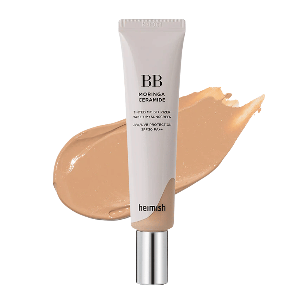Zdjęcie produktu Heimish Moringa Ceramide BB Cream na tle pociągnięcia beżowego kremu BB. Obraz podkreśla średnio ciemny odcień oraz nawilżające i wyrównujące właściwości produktu.