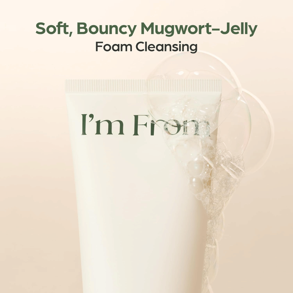 I'm From Mugwort Gel Cleanser o miękkiej, żelowej konsystencji, która tworzy pianę oczyszczającą. Zbliżenie na beżową tubę z przezroczystymi bąbelkami piany.