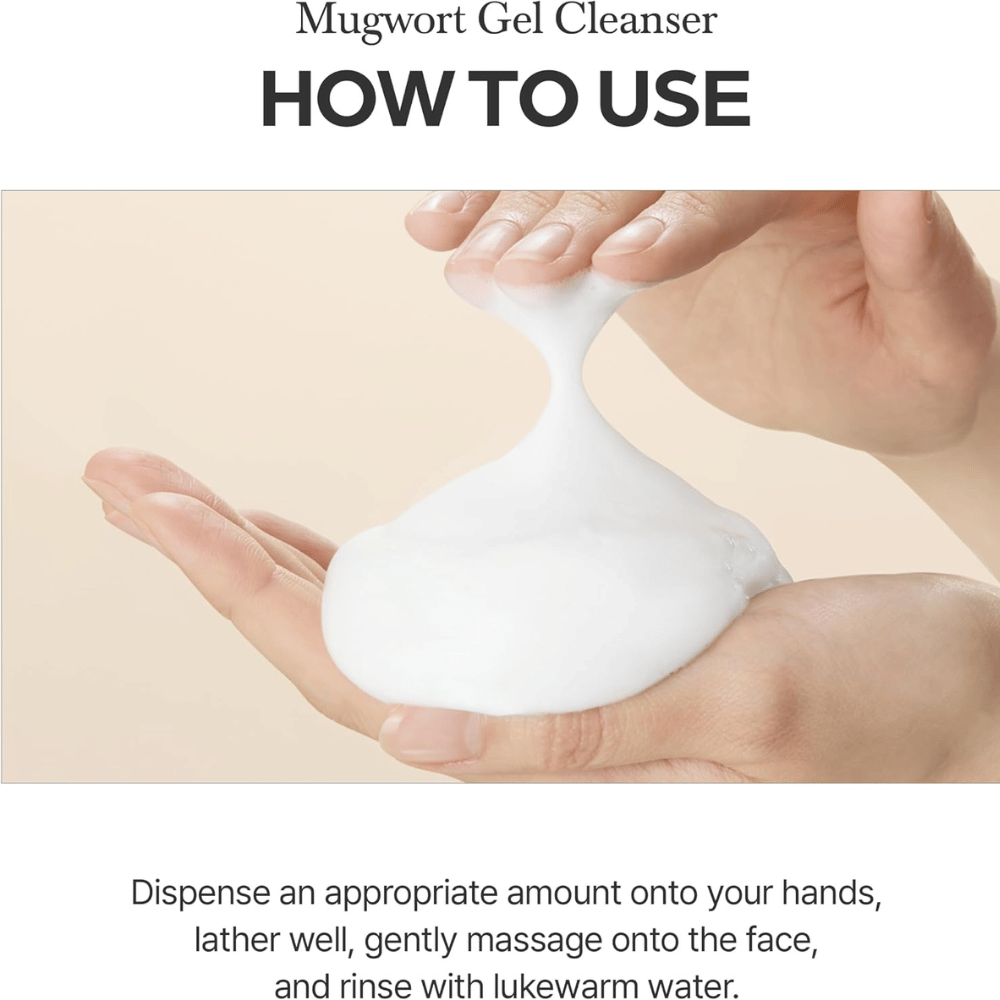 I'm From Mugwort Gel Cleanser 150 ml z instrukcją użycia. Dłonie pokazują, jak żel oczyszczający spienia się w miękką, białą pianę.