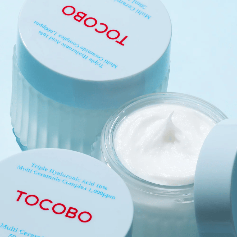 Obrazek przedstawia "Multi Ceramide Cream" z TOCOBO, który jest kremem nawilżającym z potrójnym kwasem hialuronowym i kompleksem kilku ceramidów. Produkt jest przeznaczony do intensywnego nawilżania i wzmacniania bariery skórnej.