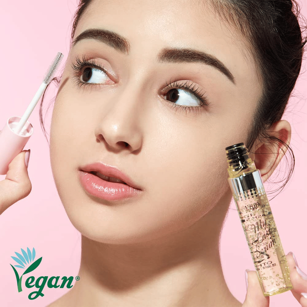 Modelka nakłada wegański My Lash Serum pędzelkiem na rzęsy – koreańskie serum do rzęs, które wzmacnia, pielęgnuje i wspomaga wzrost rzęs.