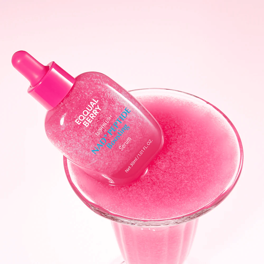 EqualBerry Lush Blush NAD+ Peptide Boosting Serum 30 ml – rozświetlające serum przeciwstarzeniowe z peptydami w kreatywnym obrazie produktu