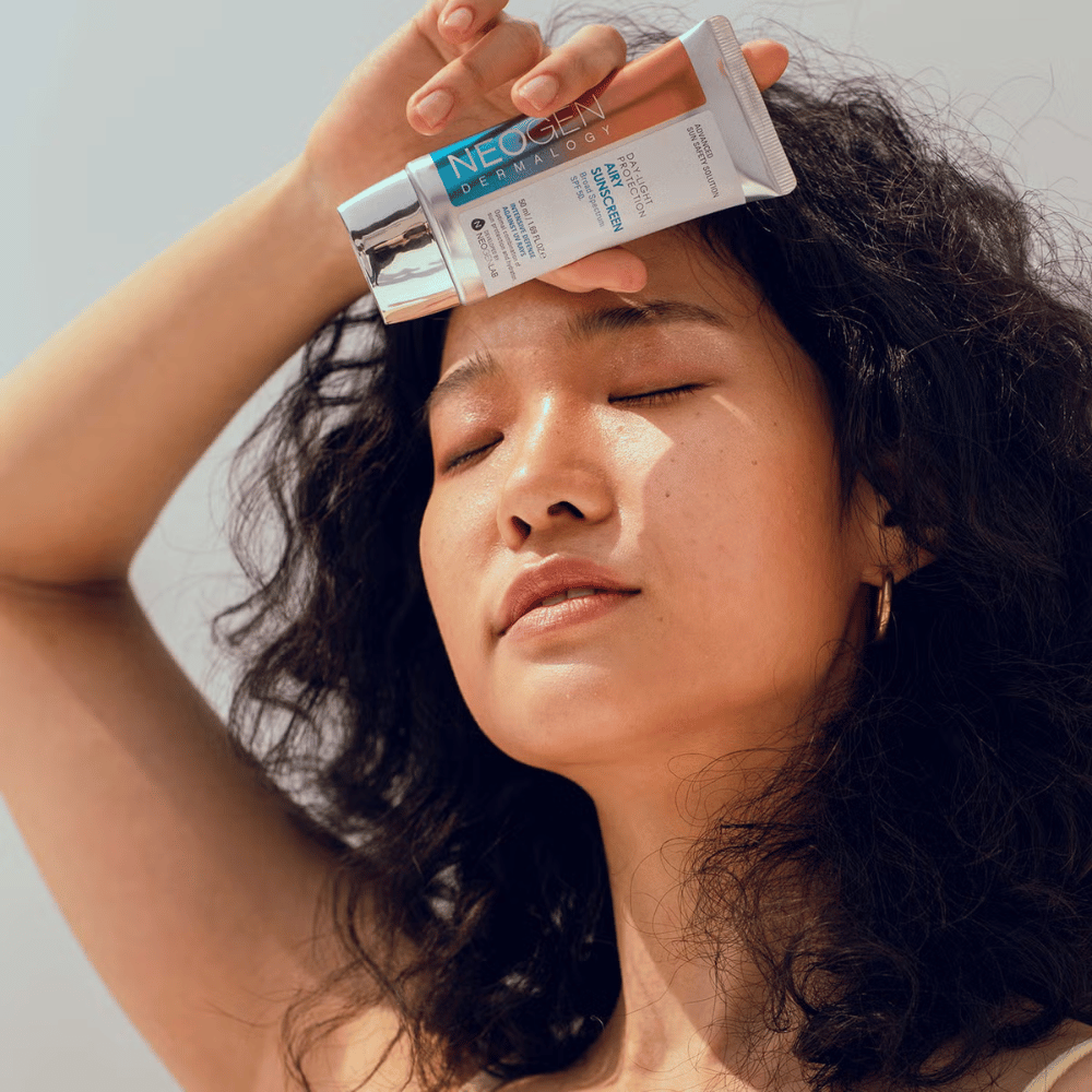 Neogen Dermalogy Day-Light Protection Airy Sunscreen SPF50 50ml – lekki krem przeciwsłoneczny z szerokim spektrum ochrony UV, pokazany w użyciu w świetle słonecznym.