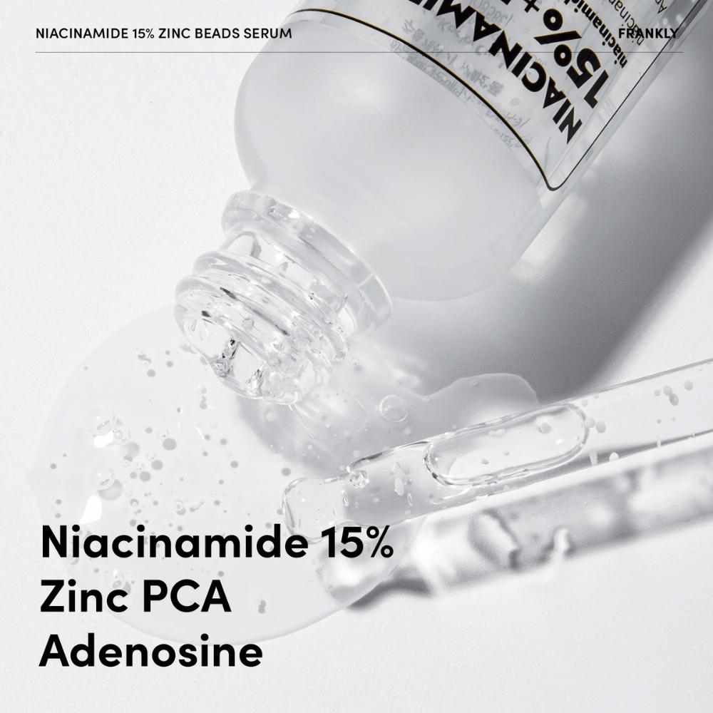 Zbliżenie na FRANKLY Niacinamide 15% + Zinc Beads Serum wylewane z butelki. Tekst pokazuje składniki: Niacynamid 15%, Zinc PCA i Adenozyna.