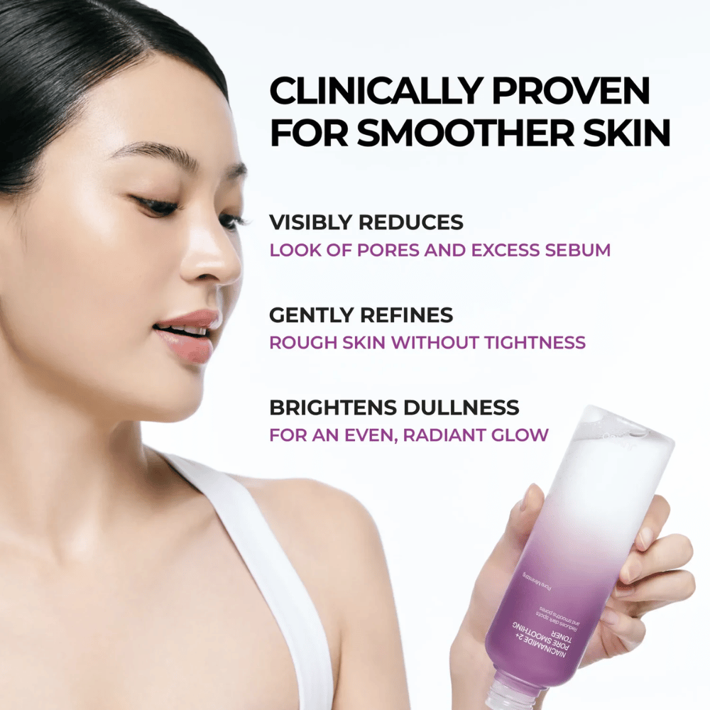 Modelka trzyma JUMISO Niacinamide 2+ Pore Smoothing Toner obok twarzy. Obraz podkreśla klinicznie potwierdzoną zdolność produktu do zmniejszania widocznych porów, wyrównywania struktury skóry i nadawania jej większego blasku.
